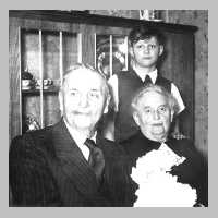 107-1004 Lina und Fritz Stadie mit Enkel Heinz-Joachim Stadie im Jahre 1958.jpg